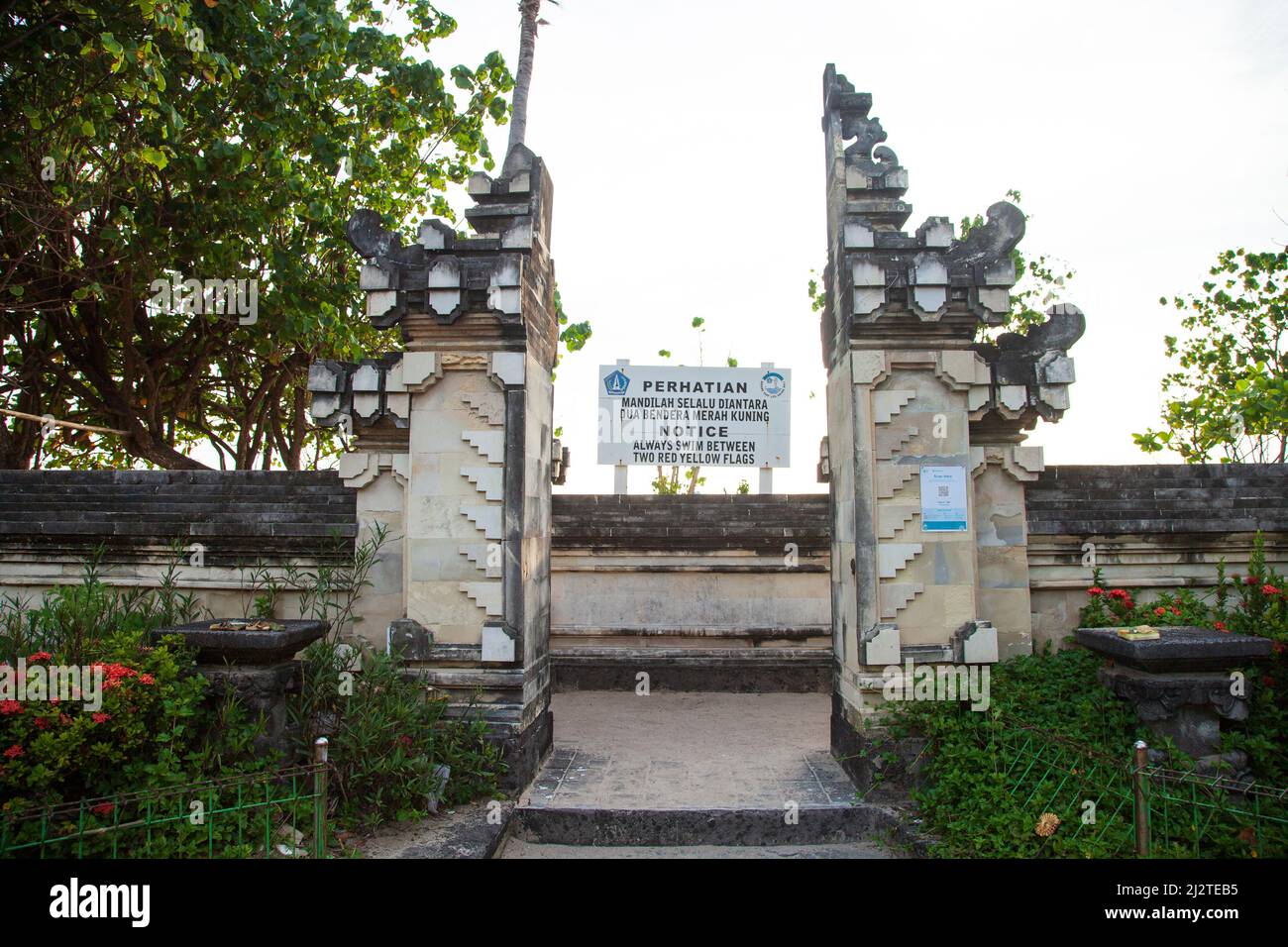 Eintritt zum Kuta Beach in Bali, Indonesien am Jl. Pantai Kuta. Stockfoto