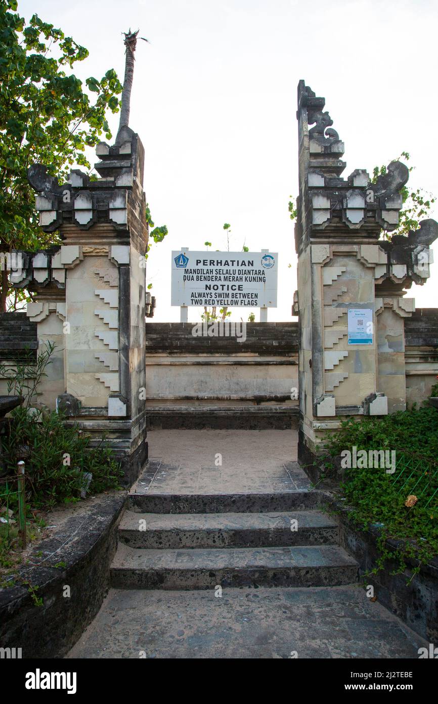 Eintritt zum Kuta Beach in Bali, Indonesien am Jl. Pantai Kuta. Stockfoto