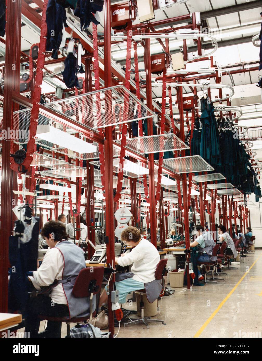 Allgemeine Ansicht zeigt Arbeiter in der Laura Ashley Textilfabrik in Carno, Powys, Wales. April 1992. Stockfoto