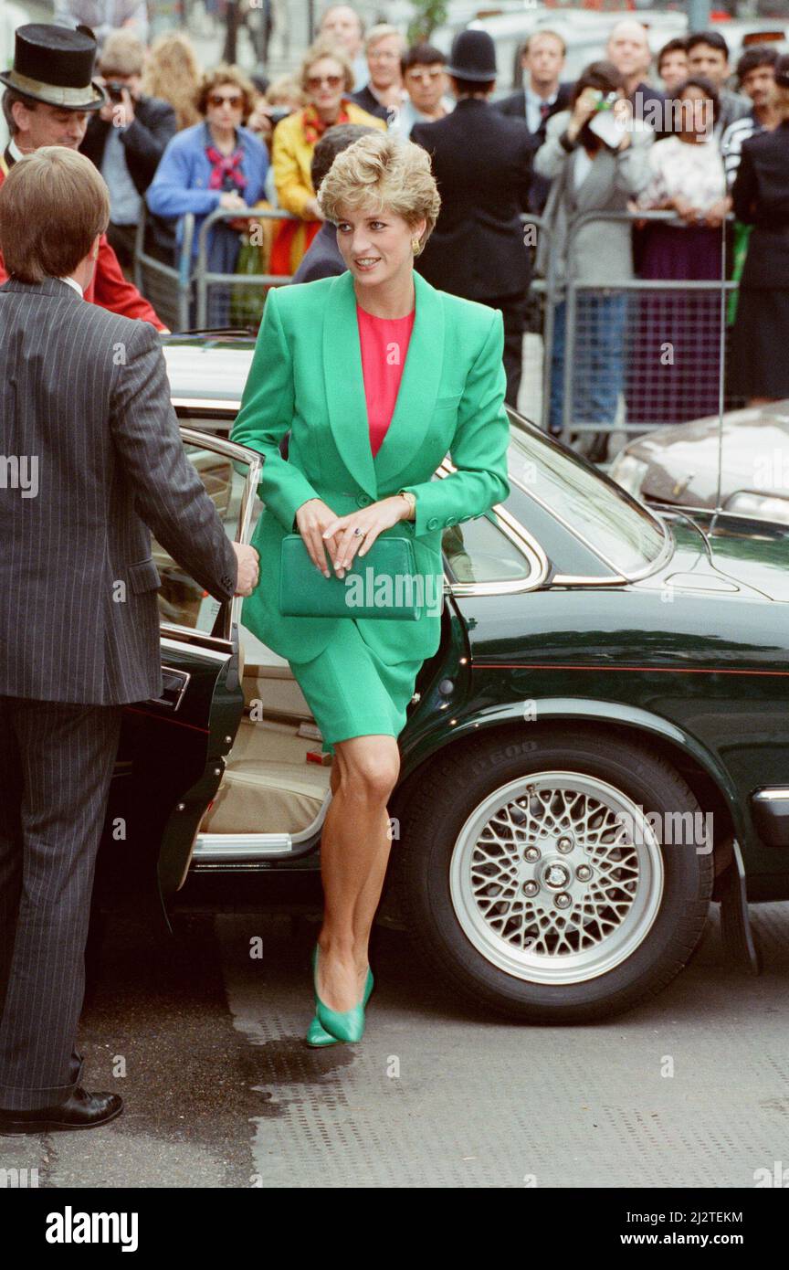 Prinzessin Diana, Prinzessin von Wales, kommt zu einem Ereignis. 14.. Juli 1992 ***Mirrorpix versuchen, weitere Informationen zu diesem Bild zu finden*** Bild aufgenommen am 14.. Juli 1992 Stockfoto