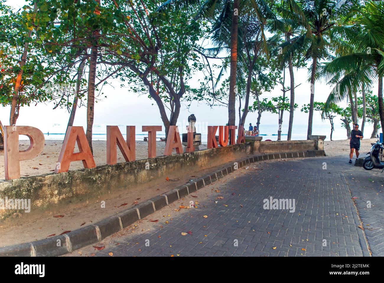 Rote Buchstaben des Pantai Kuta oder Kuta Beach Zeichens in Bali, Indonesien. Stockfoto