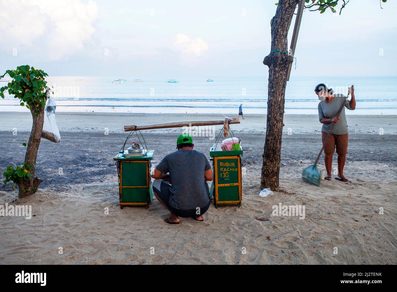 Ein Paar, das am frühen Morgen Bubur ijo oder grüne Bohnensuppe am Kuta Beach, Bali verkauft. Stockfoto