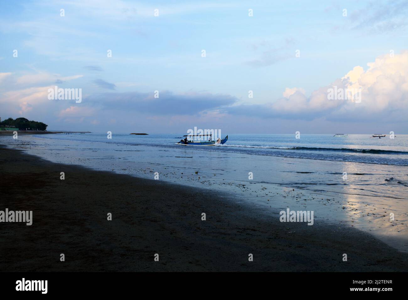 Am frühen Morgen am Kuta Beach in Bali, Indonesien. Stockfoto
