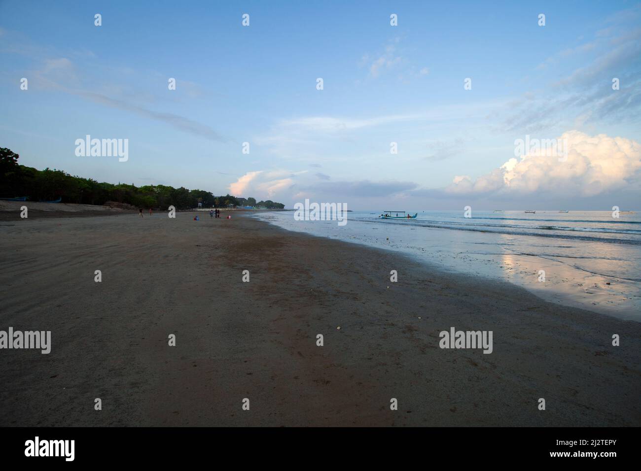 Am frühen Morgen am Kuta Beach in Bali, Indonesien. Stockfoto