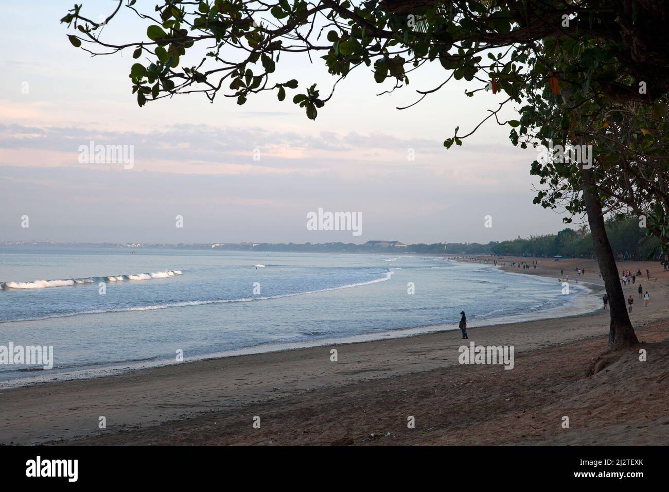 Am frühen Morgen am Kuta Beach in Bali, Indonesien. Stockfoto
