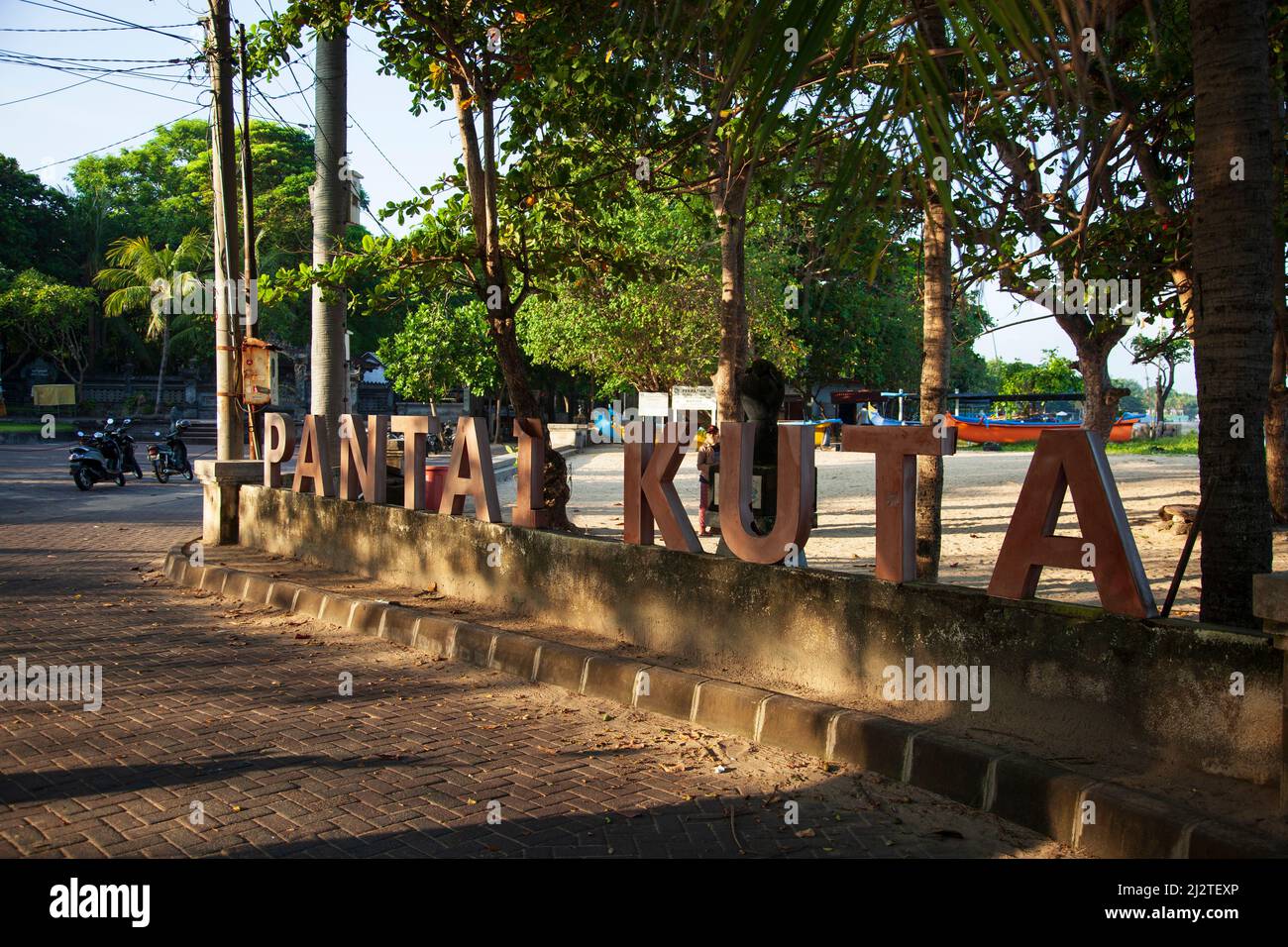 Rote Buchstaben des Pantai Kuta oder Kuta Beach Zeichens in Bali, Indonesien. Stockfoto
