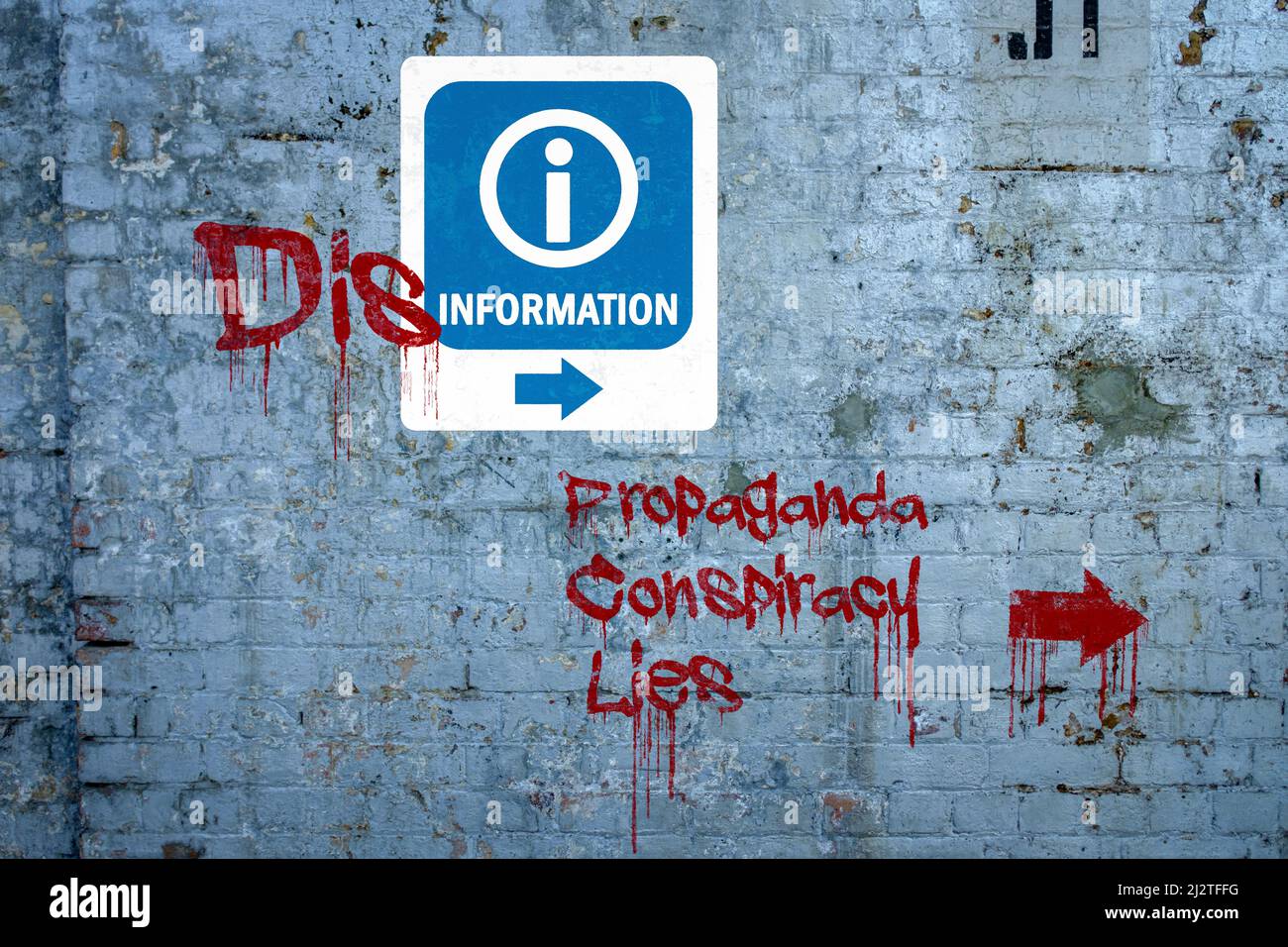 Desinformationsgraffiti auf Informationsschild, Propaganda, Verschwörung, an die Wand gemalte Lügen, Fehlinformationen, Fake News-Konzept. Stockfoto