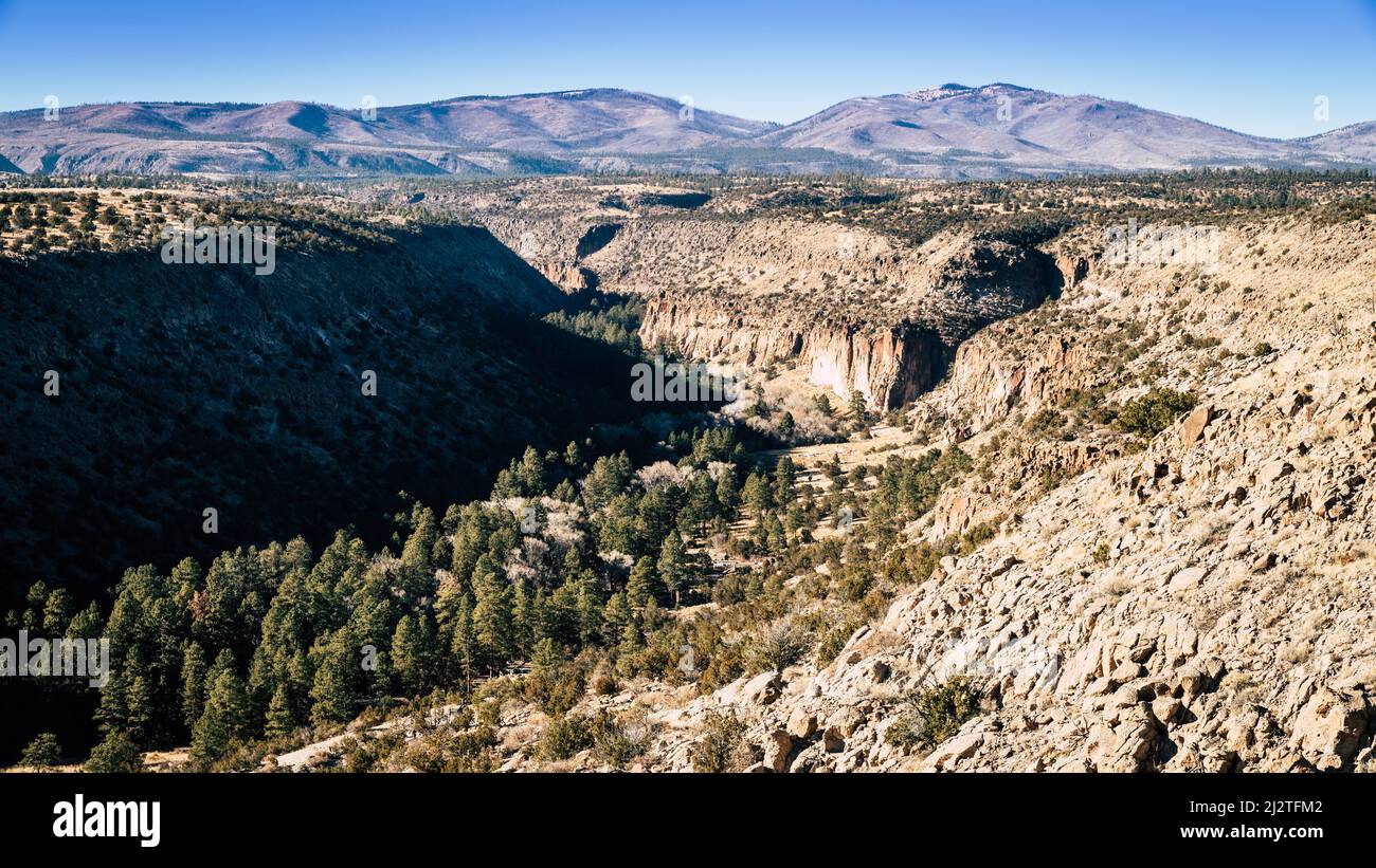 Landschaftlich schöner Blick auf den Frijoles Canyon im Bandeller National Monument, New Mexico Stockfoto