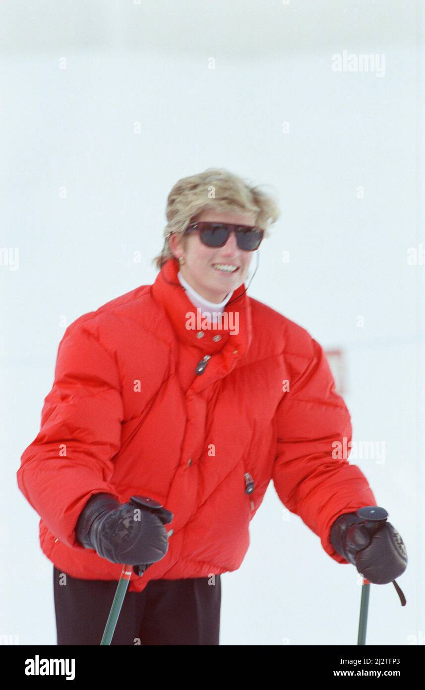Ihre Königliche Hoheit Prinzessin Diana, die Prinzessin von Wales, genießt einen Skiurlaub in Lech, Österreich. Prinz William und Prinz Harry begleiten sie auf ihrer Reise. Aufgenommen um den 2.. April 1993 Stockfoto