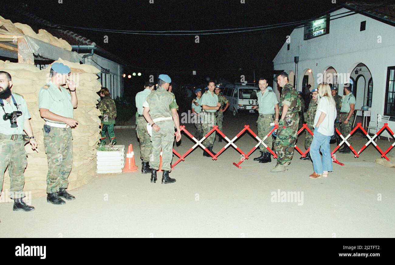 Sally Becker, britische Hilfarbeiterin im Bild vom 1993. August. Kehrt in zwei Wochen zum zweiten Mal in das Kriegskrankenhaus von Mostar zurück. Die 33-jährige Künstlerin aus Hove in Sussex verließ Bosnien eine Heldin, die als Engel von Mostar bezeichnet wurde, weil sie allein verwundete Kinder gerettet hatte, die in der von der Schlacht zerrissenen Stadt gefangen waren. Sally wich dem ständigen Scharfschützenfeuer aus, um ihren misshandelten Londoner Krankenwagen in das Herz des Kriegsgebiets zu treiben. Ihre ein-Frauen-Barmherzigkeit-Missionen haben die Vereinten Nationen verärgert. Stockfoto