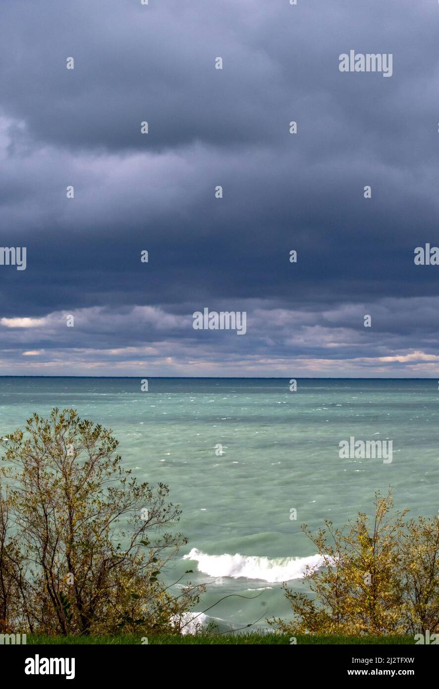 Über dem Lake Michigan in Michigan, USA, beginnt sich ein Sommersturm zu entwickeln Stockfoto