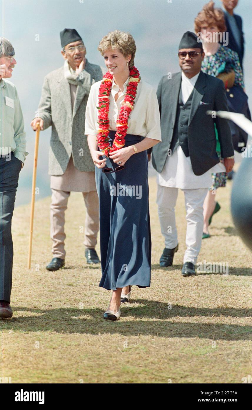 S.H. Prinzessin Diana, Prinzessin von Wales, in Nepal. Die Prinzessin besuchte Nepal zwischen dem 2.. Und 6.. März 1993 Nepal, offiziell die Demokratische Bundesrepublik Nepal, ist ein Binnenland des zentralen Himalaya-Landes in Südasien. Es hat eine Bevölkerung von 26,4 Millionen und ist das 93. größte Land nach Gebiet. Das Bild zeigt Prinzessin Diana, die die entlegeneren Dörfer in den Hügeln Nepals besucht, wo das Rote Kreuz ihre Arbeit fortsetzt, um den Menschen vor Ort zu helfen. Foto aufgenommen am 3.. März 1993This Reise ist der erste offizielle Solo-Besuch im Ausland seit der Trennung von Prinz Charles. Stockfoto