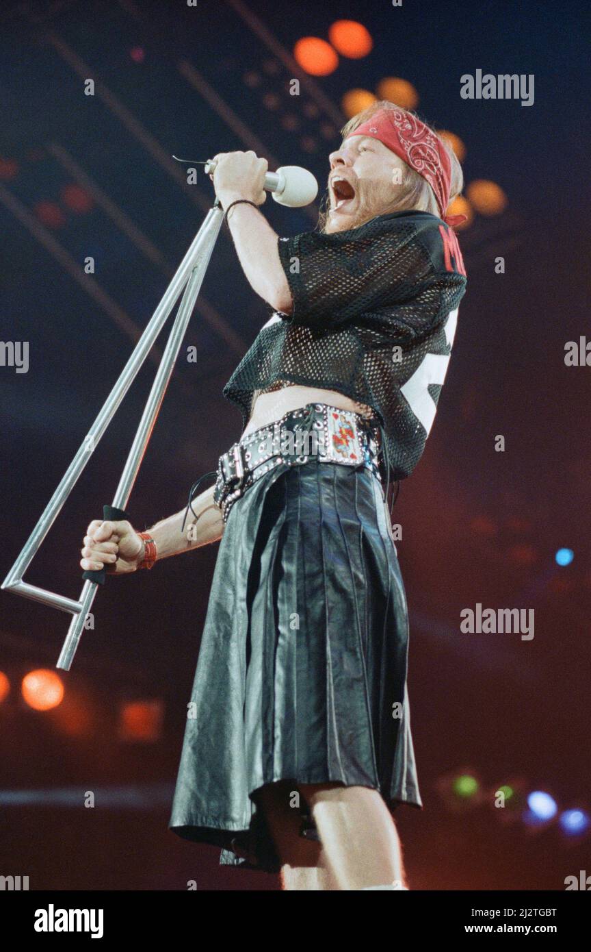 Das Freddie Mercury Tribute Concert for AIDS Awareness fand im Wembley Stadium, London, für 72.000 Zuschauer statt.das Konzert war eine Hommage an das Leben von Queen-Sänger Freddie Mercury, der Erlös ging an die AIDS-Forschung. Auf der Bühne ist Axel Rose zu sehen, Sänger der amerikanischen Rockgruppe Guns N Roses. 20.. April 1992. Stockfoto