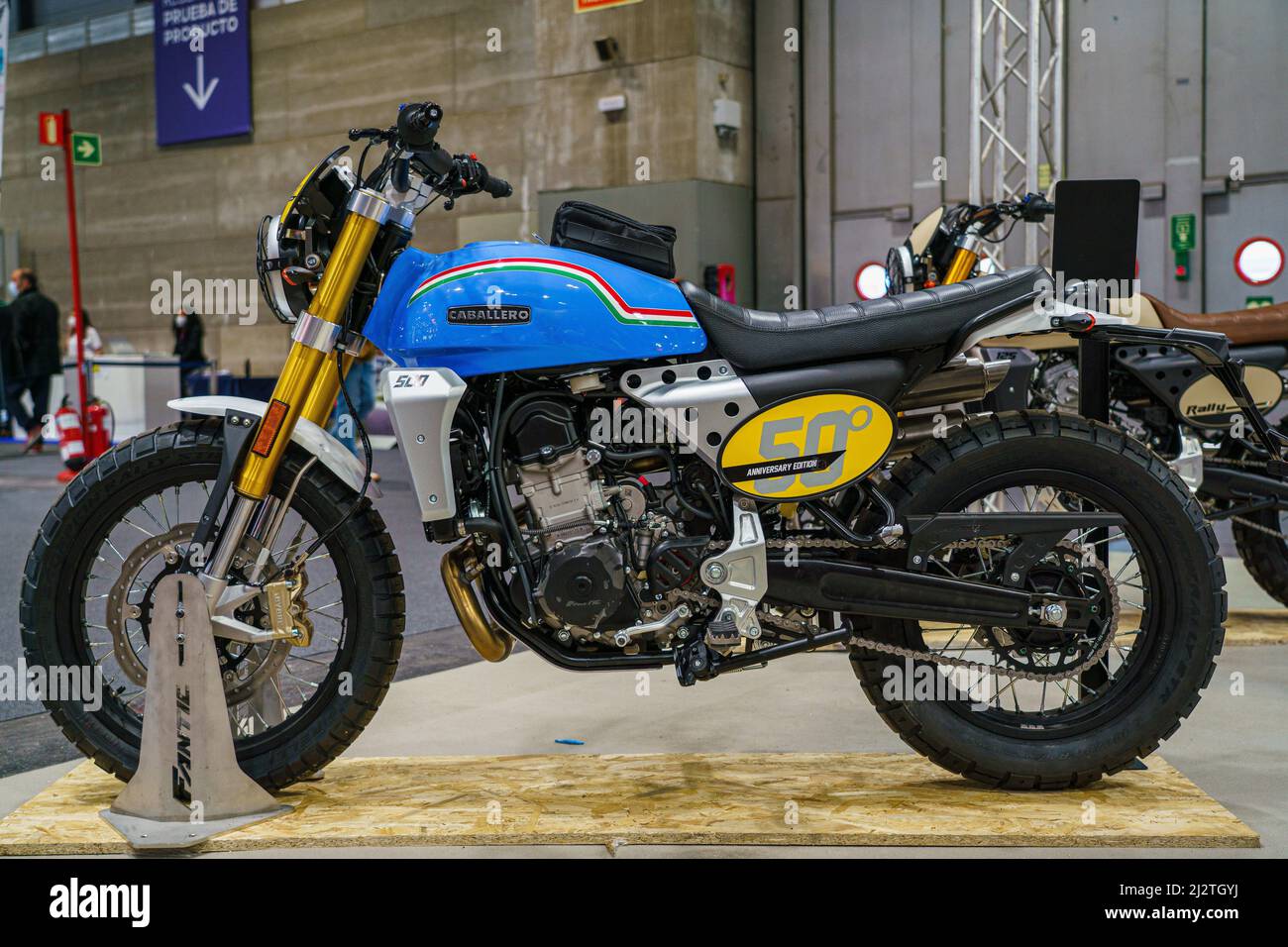 Madrid, Spanien. 03. April 2022. Die Motorradmarke Gentleman Model Deluxe 500 wird auf der Messe Live the Motorrad (Vive la Moto) in Madrid ausgestellt. Die Vive la Moto Show ist die zweite Ausgabe der Veranstaltung, die sich der Motorradbranche auf der IFEMA in Madrid widmet. Die großen Marken, von Honda bis Triumph, über Harley-Davidson, Ducati, Indian, Yamaha, Suzuki, BMW und Kawasaki wurden ausgestellt. Kredit: SOPA Images Limited/Alamy Live Nachrichten Stockfoto