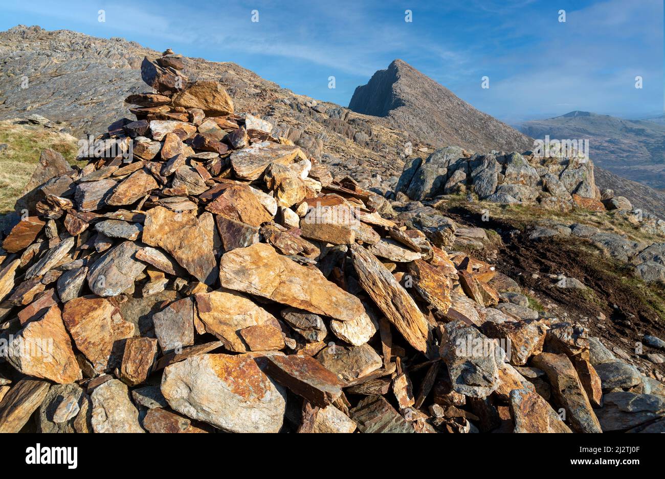 Blick nach Süden, hell, klar, sonnig am späten Nachmittag im März, warme Farben und strukturierte Steine sorgfältig von vorbeiziehenden Bergsteigern konstruiert. Stockfoto