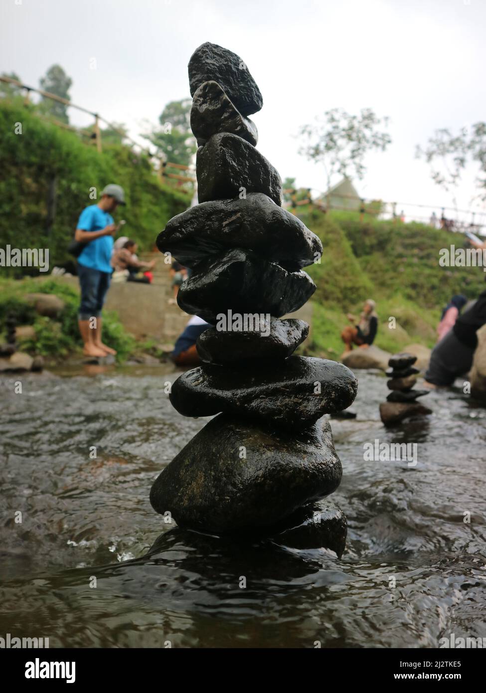 Rock Balancing, die Kunst, Steine im Fluss zu stapeln. Bogor, Indonesien - 30. November 2019. Stockfoto