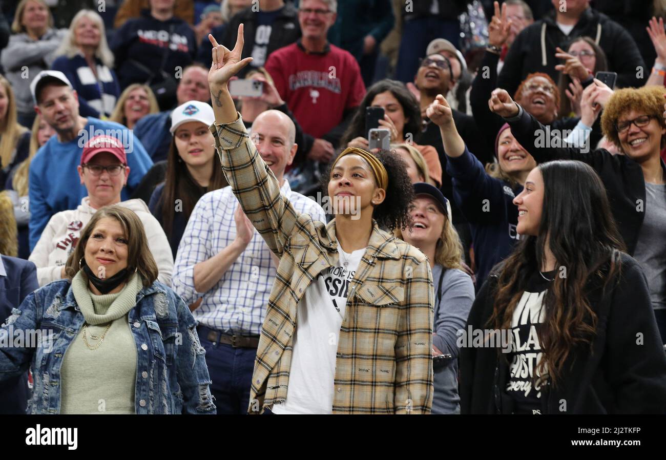 Minneapolis, Usa. 03. April 2022. South Carolina Gamecocks-Fans, darunter auch die professionelle Basketballspielerin Candace Nicole Parker, feiern, nachdem das Team am Sonntag, dem 3. April 2022, die University of Connecticut 64-49 beim Women's Final Four Championship-Spiel im Target Center in Minneapolis, Minnesota, besiegt hatte. Foto von Aaron Josefczyk/UPI Credit: UPI/Alamy Live News Stockfoto