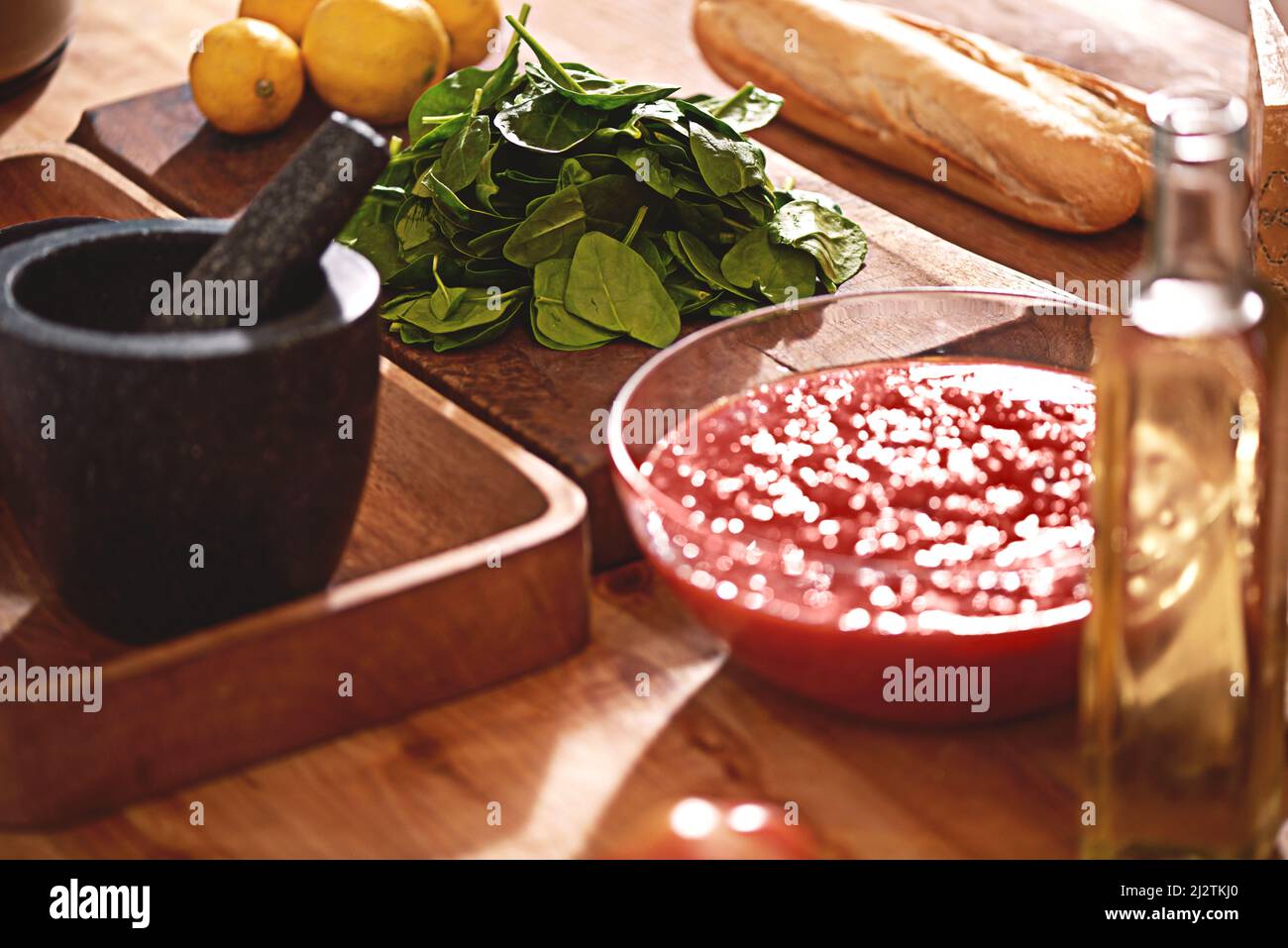 Tolle Zutaten machen gutes Essen. Aufnahme einer Gruppe von Zutaten auf einer Tischplatte. Stockfoto