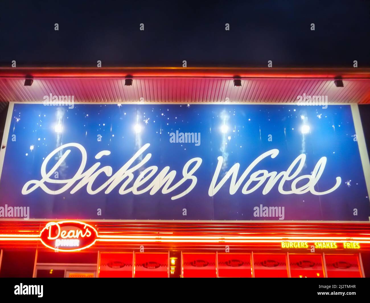 Das neonbeleuchtete Schaufenster von Dean's Diner in Dickens World in Chatham, North Kent, Großbritannien. Stockfoto