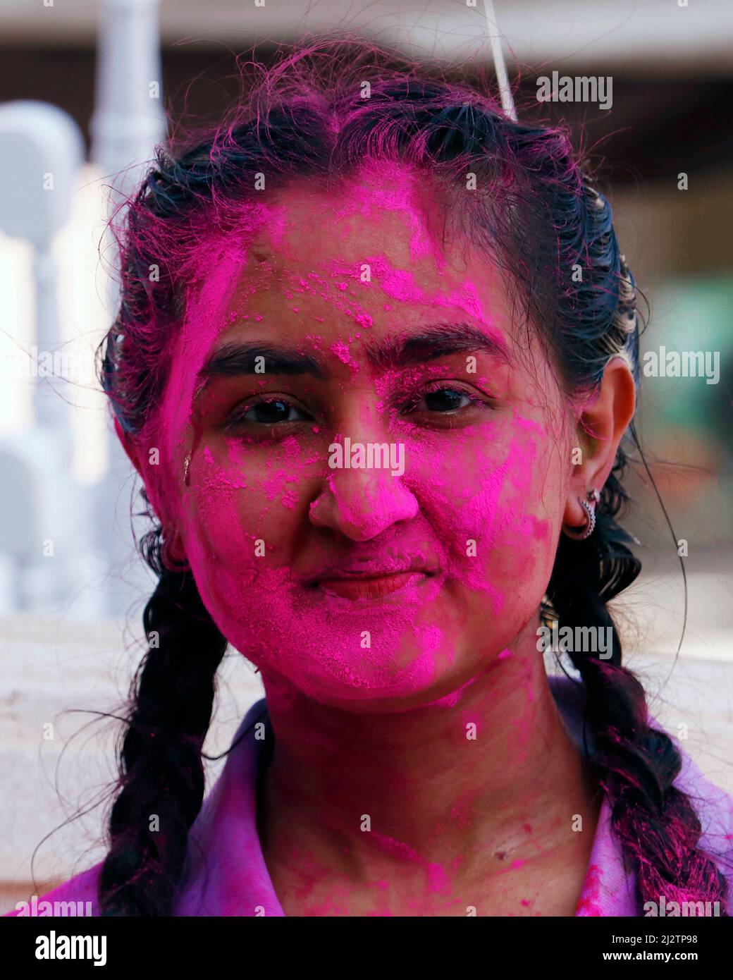 Schönes Mädchen feiert Festival der Farben mit fröhlich Stockfoto