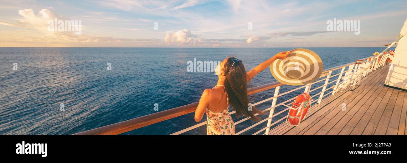 Glückliche Kreuzfahrt Frau, die sich auf Deck entspannt und den Sonnenuntergang auf einem karibischen Reiseurlaub vom Schiff aus beobachtet. Panorama-Banner von Meer und Boot Stockfoto