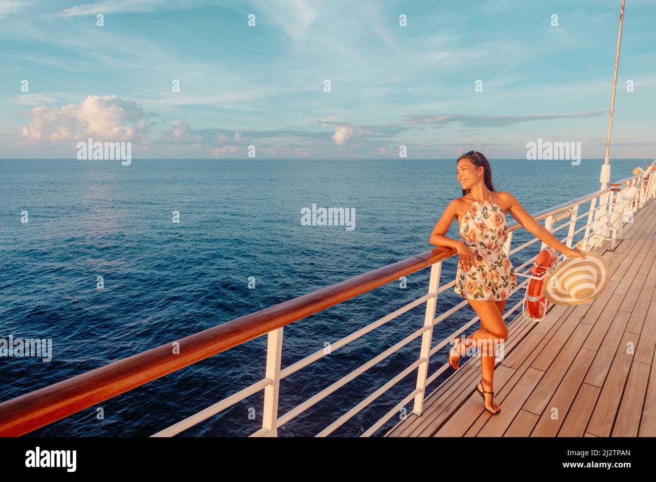 Kreuzfahrt Schiff Urlaub Reise Luxus karibischen Urlaub Tourist Frau beobachten Sonnenuntergang von Balkon Terrasse. Glückliche asiatische Frau genießen Urlaub Stockfoto
