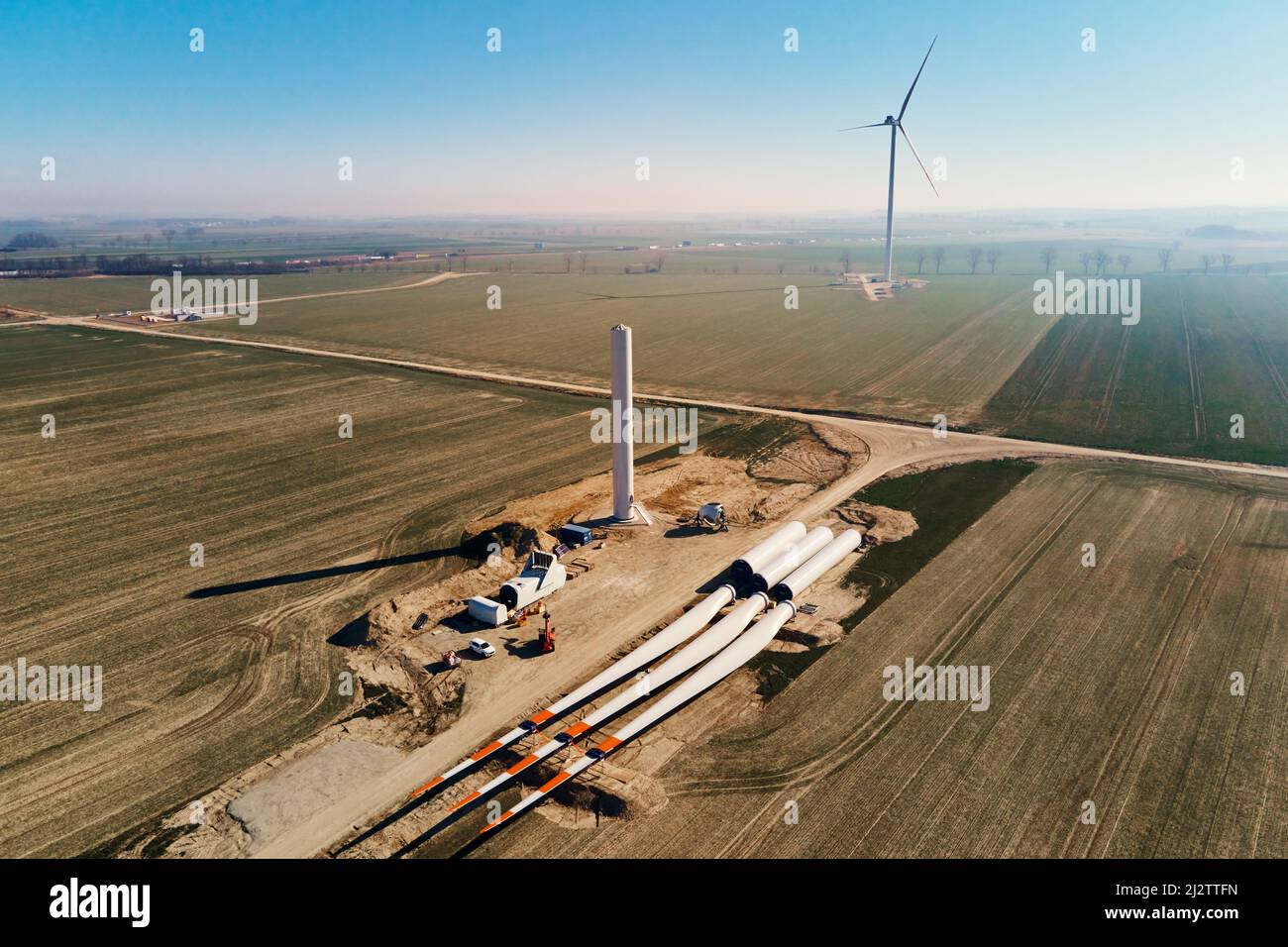 Windmühle Generator Flügel für die Montage auf dem Boden vorbereitet, Baustelle für Windkraft Generator Gebäude, Green Power und erneuerbare Energie Stockfoto