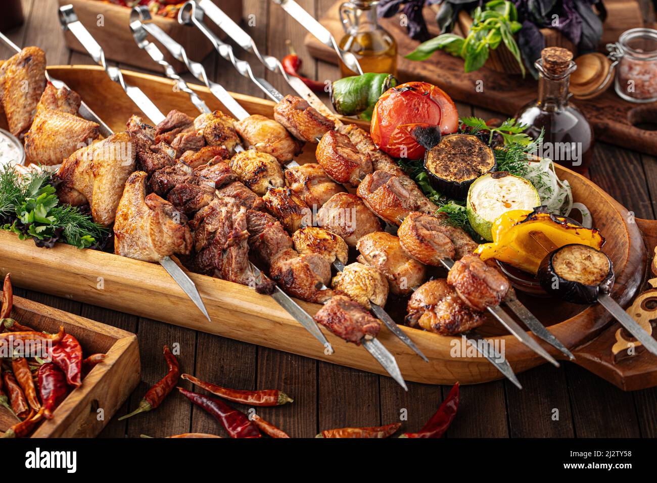 Verschiedene gegrillte Schaschlik-Kebabs Stockfoto