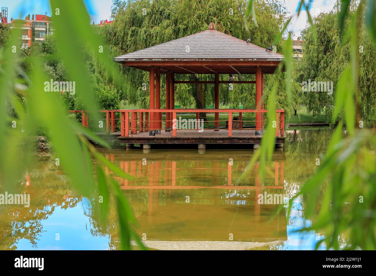 Japanischer Park mit einer Pagode und einem Teich im Yamaguchi Park in Pamplona, Navarra, einer Stadt in Spanien, die für den Lauf der Bullen berühmt ist Stockfoto