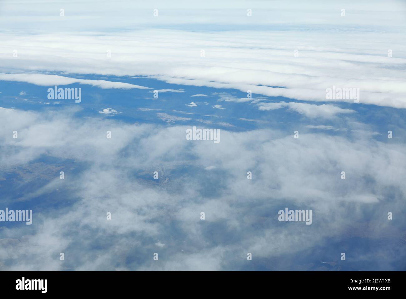 Weltraumwolkenlandschaft . Fliegen in Stratosphärenwolken Stockfoto