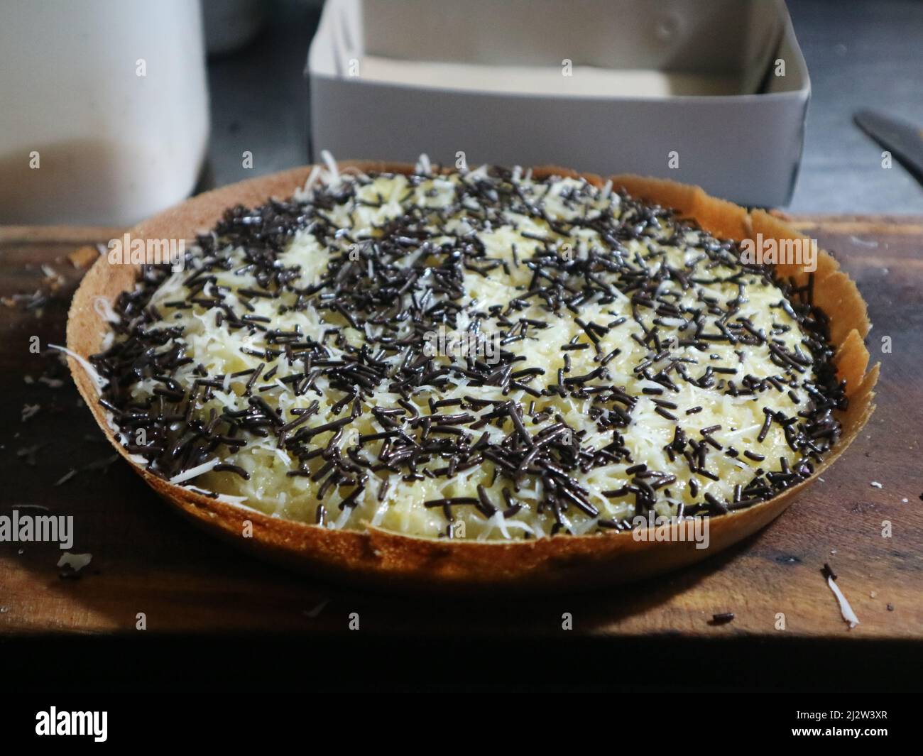 Terang Bulang, eine Art Pfannkuchen-Snack, der normalerweise am Straßenrand verkauft wird. Sidoarjo, Indonesien - 07. Februar 2020. Stockfoto