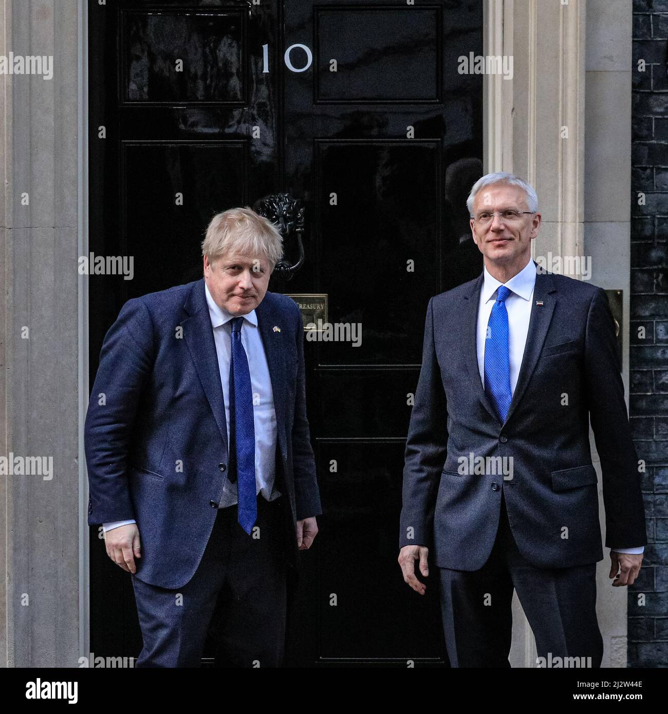 Der britische Premierminister Boris Johnson begrüßt den lettischen Premierminister Arturs Krišjānis Kariņš in der Downing Street 10 in London Stockfoto