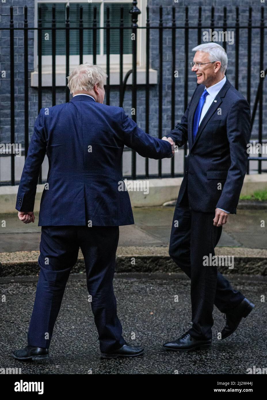 London, Großbritannien, 14.. März 2022. Der britische Premierminister Boris Johnson begrüßt den lettischen Ministerpräsidenten Arturs Krišjānis Kariņš vor dem Gespräch in der Downing Street 10 Stockfoto