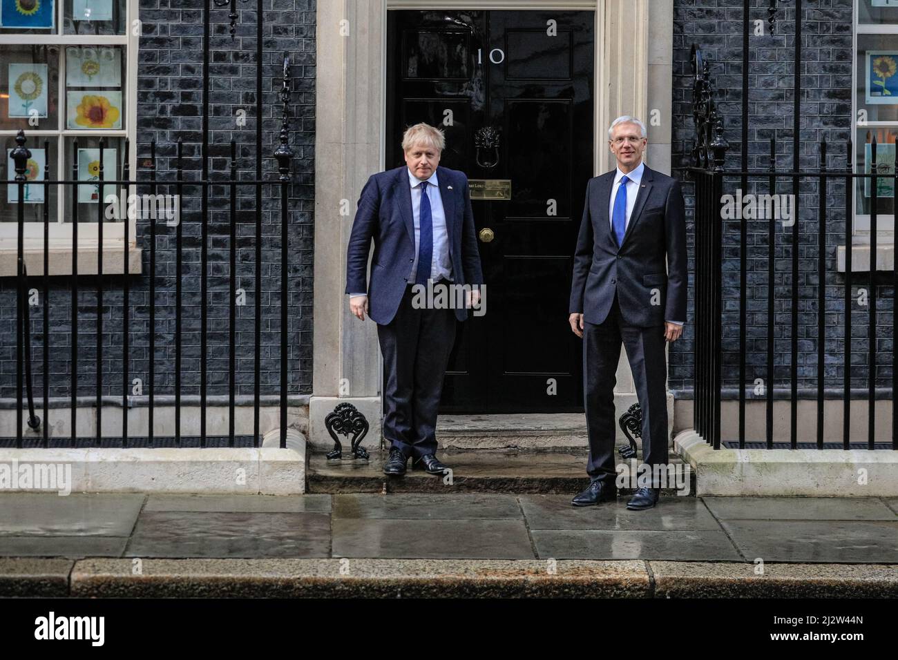 Der britische Premierminister Boris Johnson begrüßt den lettischen Premierminister Arturs Krišjānis Kariņš in der Downing Street 10 in London Stockfoto