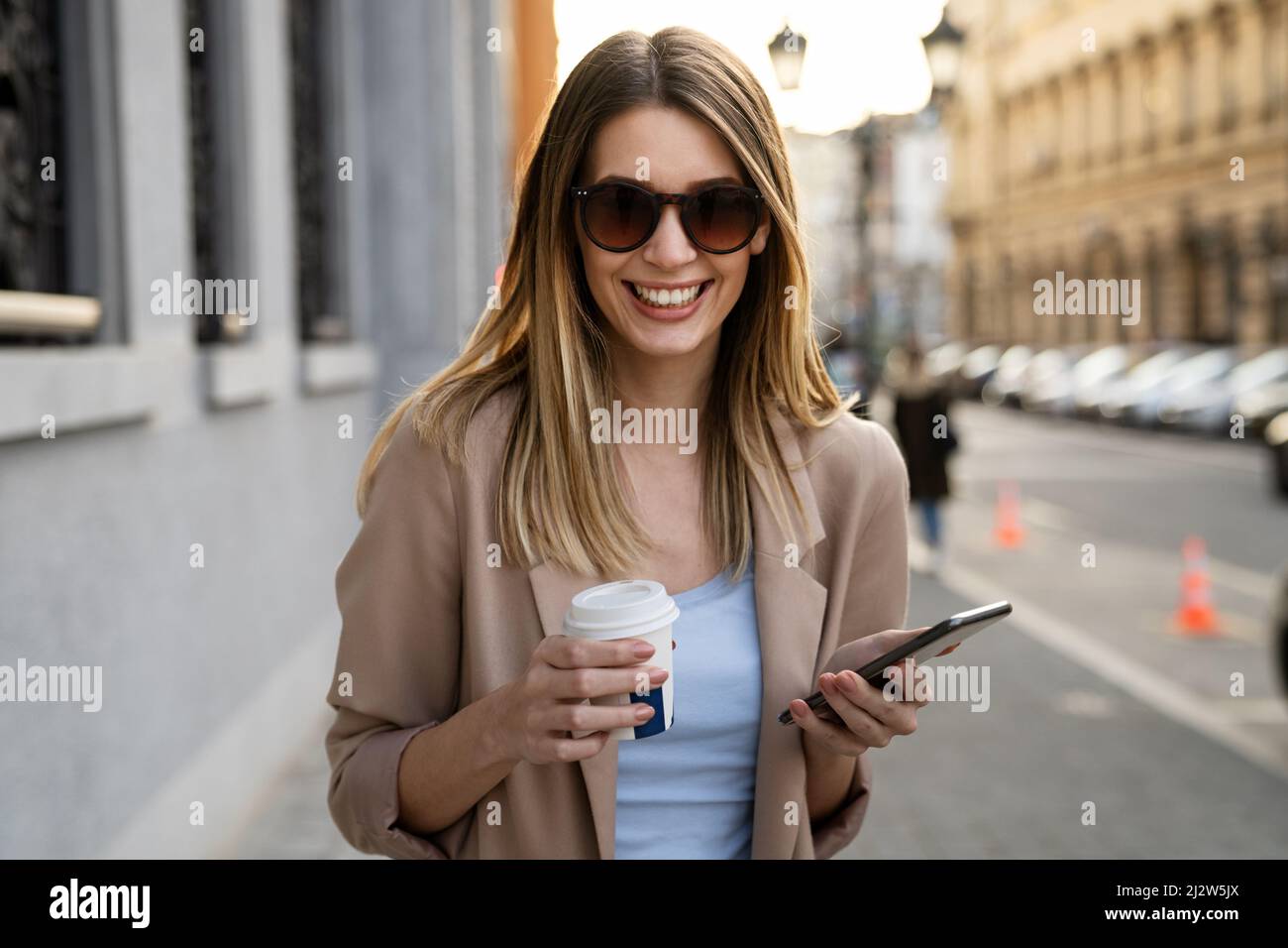 Porträt einer erfolgreichen Frau mit digitalem Tablet während einer kurzen Pause im städtischen Hintergrund Stockfoto