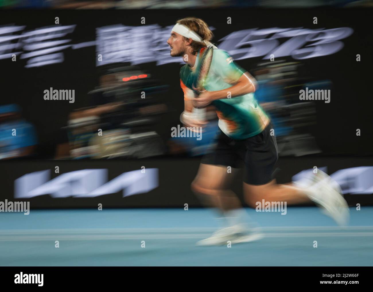 Der griechische Tennisspieler Stefanos Tsitsipas läuft während des Australian Open 2022 Tennisturniers, Melbourne Park, Melbourne, Victoria, Austra Stockfoto