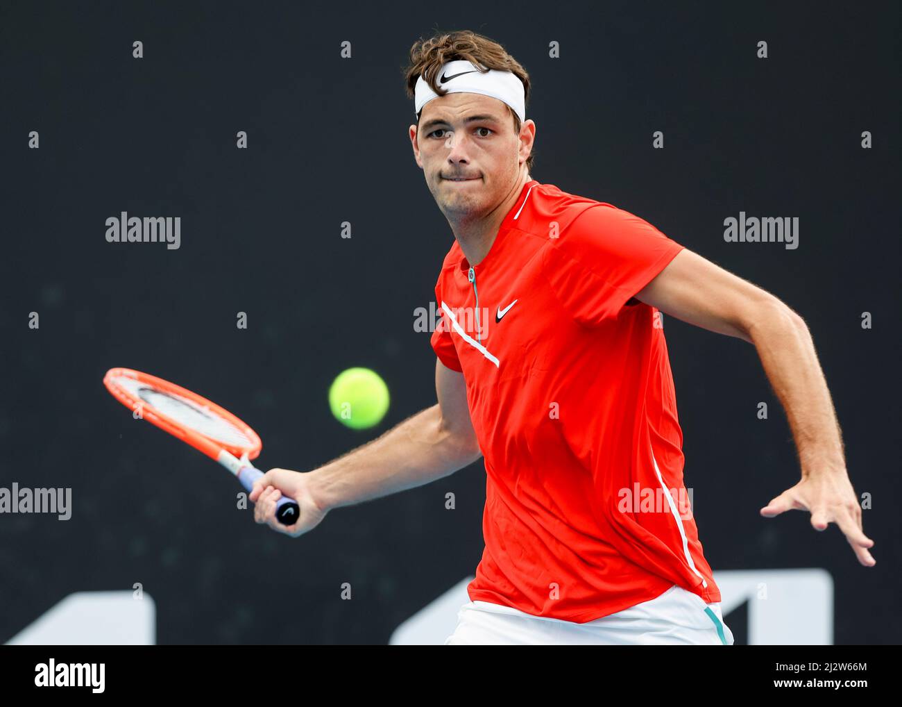 Der amerikanische Tennisspieler Taylor Fritz spielt beim Australian Open 2022 Turnier, Melbourne Park, Melbourne, Victoria, Australien, mit Vorhand Stockfoto