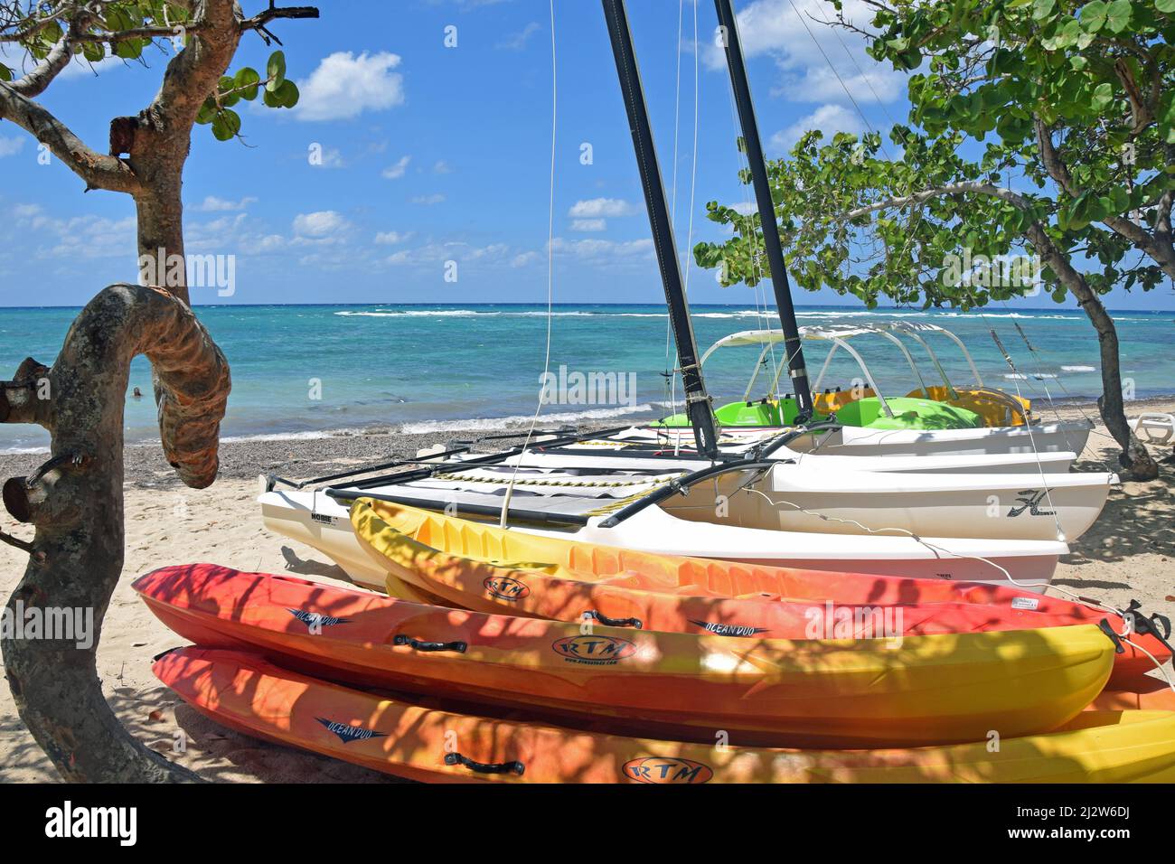Bunte Boote an einem kubanischen Strand Stockfoto