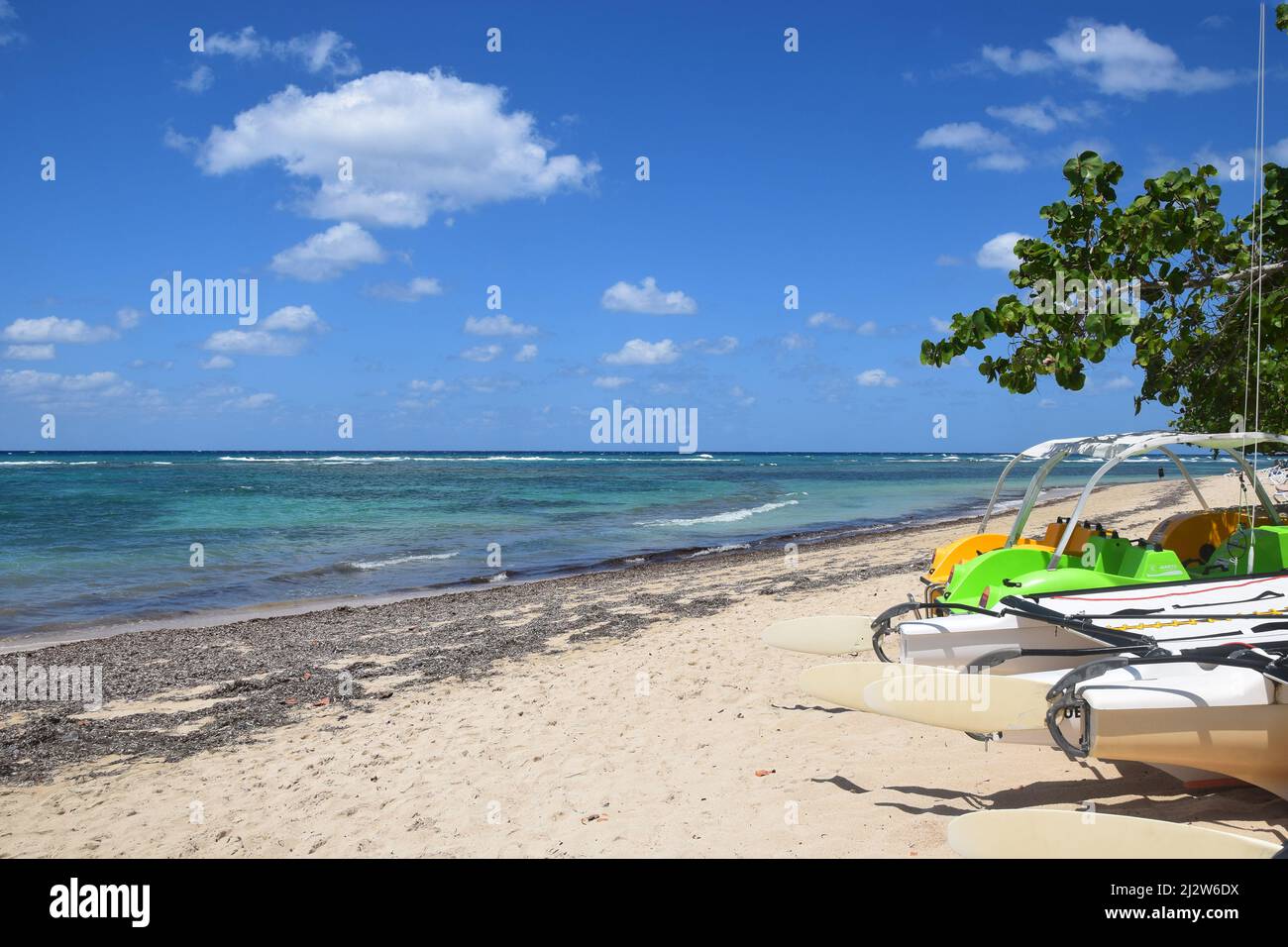 Bunte Boote an einem kubanischen Strand Stockfoto