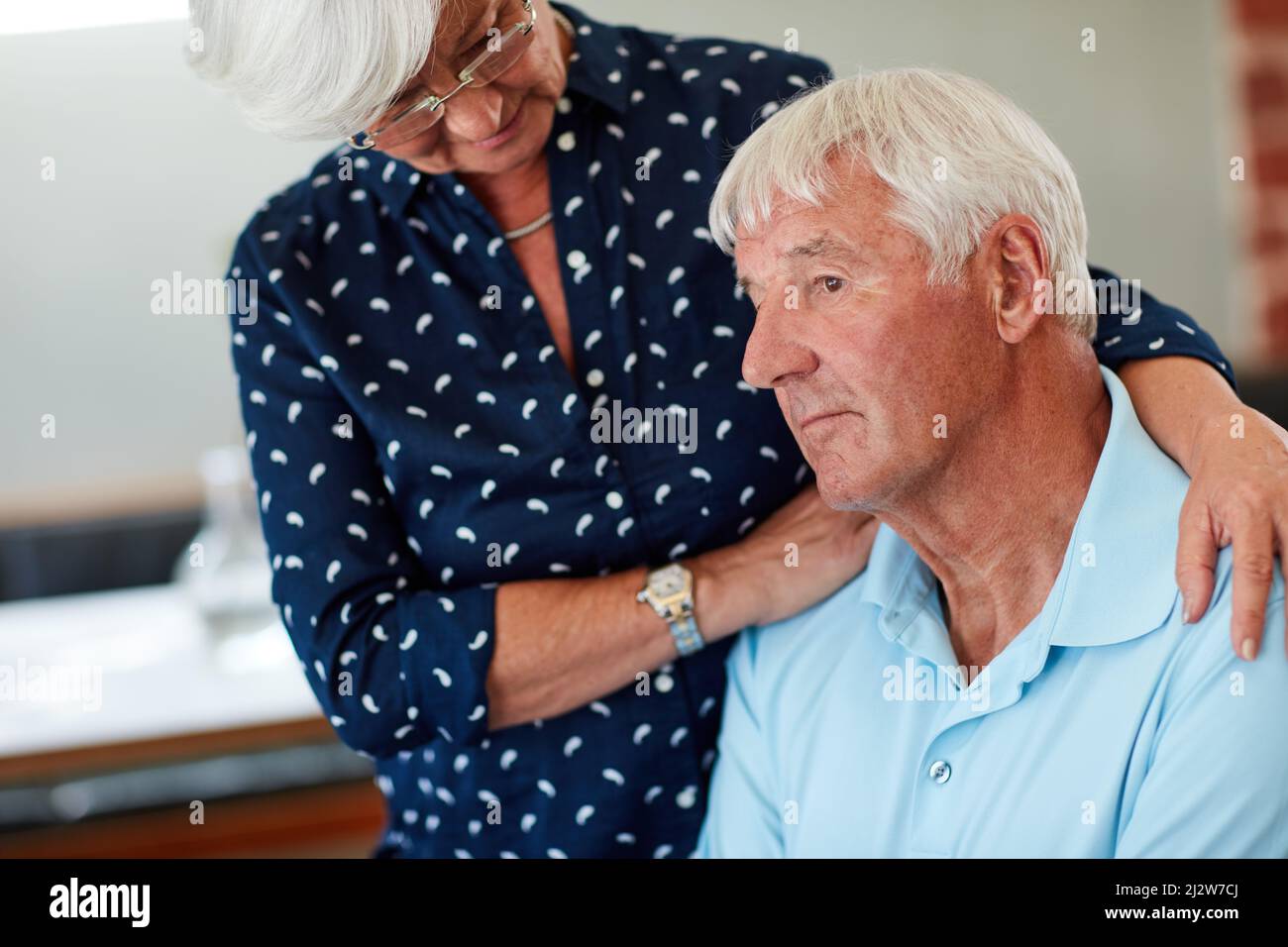 Heiraten Sie jemanden ganz immer da sein, für besser oder schlechter. Ausgeschnittene Aufnahme eines älteren Paares, das zusammen steht. Stockfoto