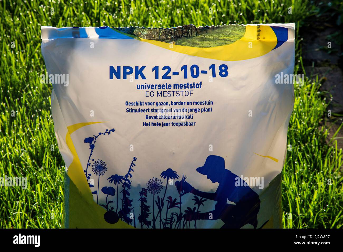 Holländischer Beuteldünger auf dem Grün mit NPK = Stickstoff, Phosphat und Kalium Stockfoto
