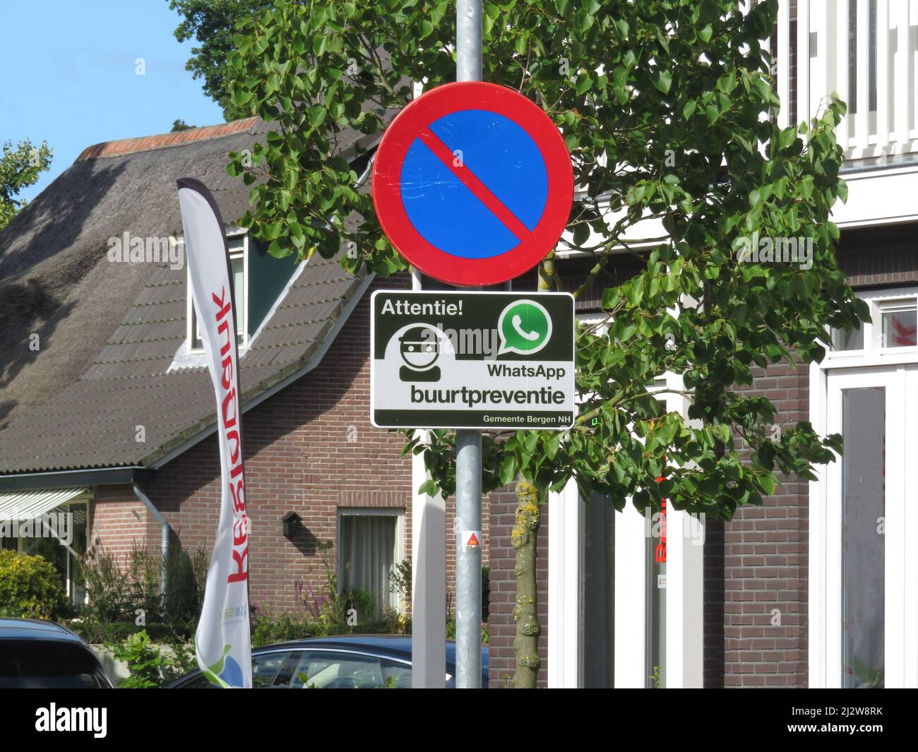 Niederlande - Eine Nachbarschaftswache im Dorf Bergen, auch als Kriminalwache oder Nachbarschaftskriminalwache bezeichnet, ist eine organisierte Gruppe von Zivilisten, die sich devo Stockfoto