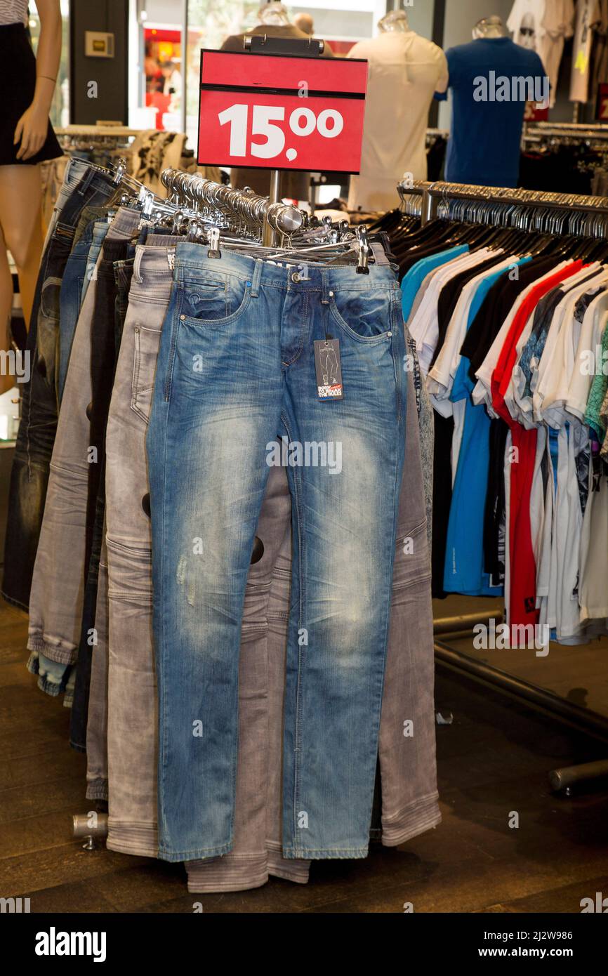 Niederlande, Jeans zum Verkauf in einem Bekleidungsgeschäft. Stockfoto