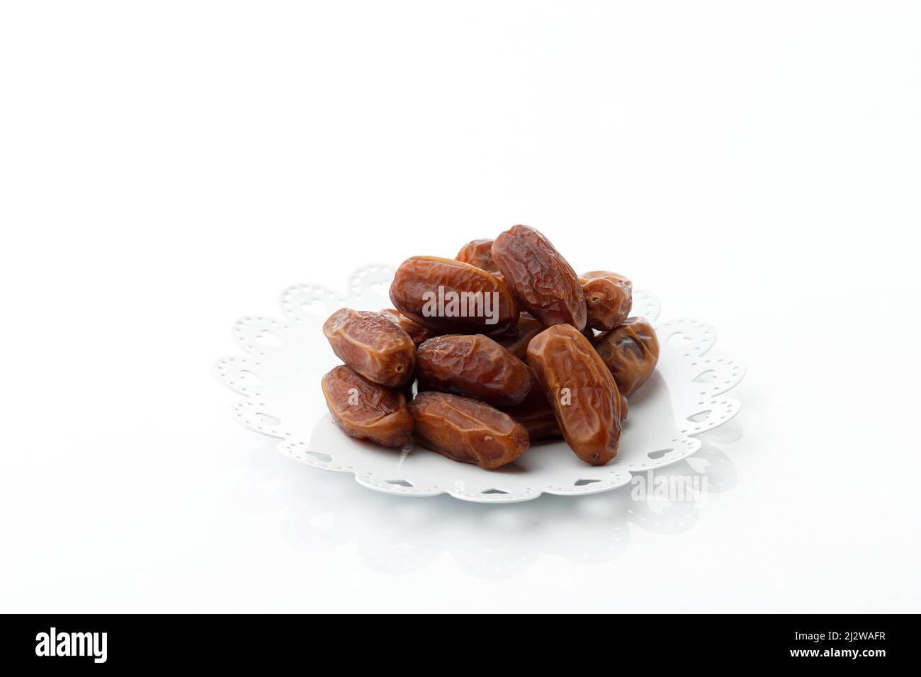 Tunesische Dates oder Kurma Tunesien isoliert auf weißem Hintergrund für Breaking the Fast oder Buka Puasa. Ramadan Food-Konzept mit Copy Space für Text Stockfoto