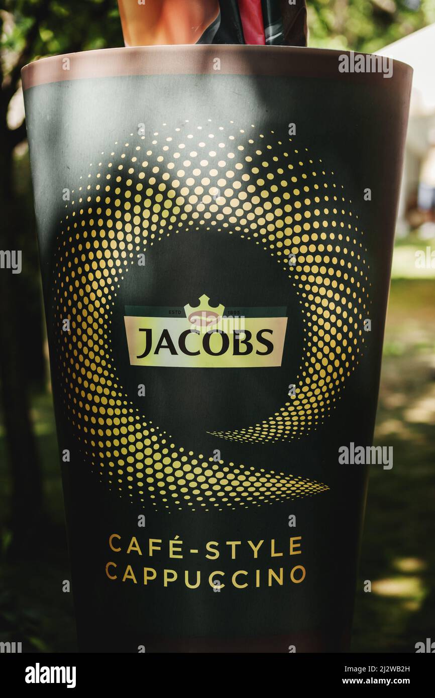 Minsk, Weißrussland, März 2022 - Jacobs Kaffee in einer Papiertasse. Café. Einzelhandel Stockfoto