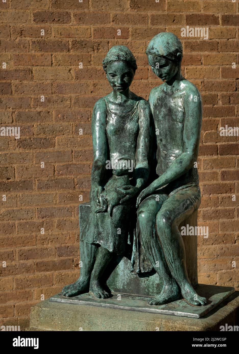 'Junge und Mädchen mit einem Welpen' (1956) Skulptur von George ehrlich. Stockfoto