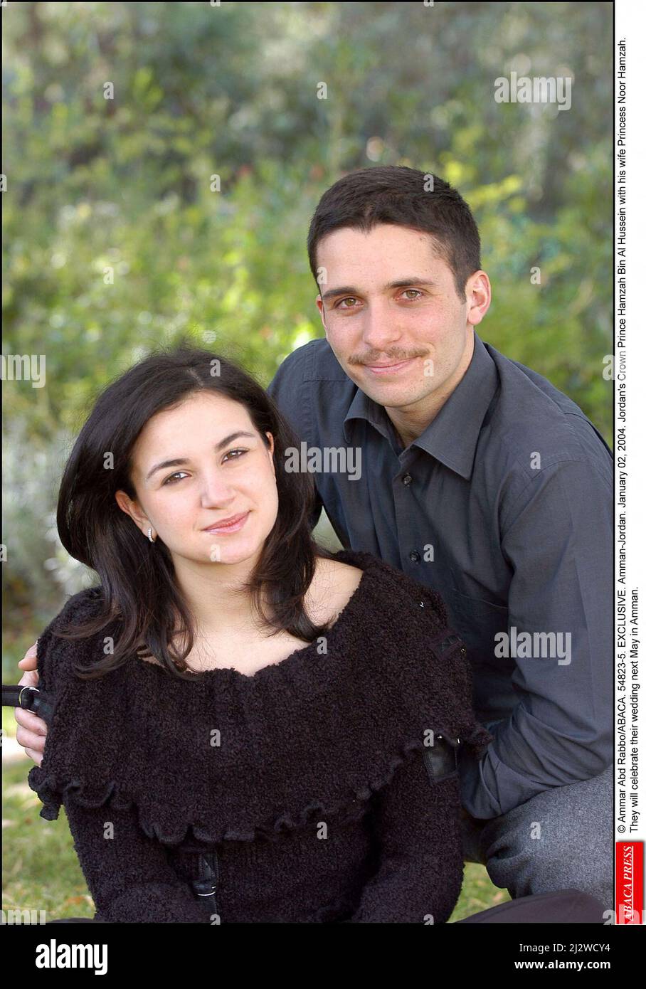 Datei Foto - © Ammar Abd Rabbo/ABACA. 54823-5. EXKLUSIV. Amman-Jordanien. 02. Januar 2004. Jordaniens Kronprinz Hamzah bin Al Hussein mit seiner Frau Prinzessin Noor Hamzah. Sie werden ihre Hochzeit im kommenden Mai in Amman feiern. Prinz Hamzah bin Hussein, der ehemalige Thronfolger Jordaniens, hat gesagt, dass er auf seinen Titel als Prinz verzichtet. Prinz Hamzah sagte, seine „persönlichen Überzeugungen“ seien nicht im Einklang mit den „modernen Methoden unserer Institutionen“. Der Prinz ist der vierte Sohn des verstorbenen Königs Hussein und der jüngere Halbbruder des regierenden Königs Abdullah. Im vergangenen Jahr wurde er unter Hausarrest gestellt Stockfoto