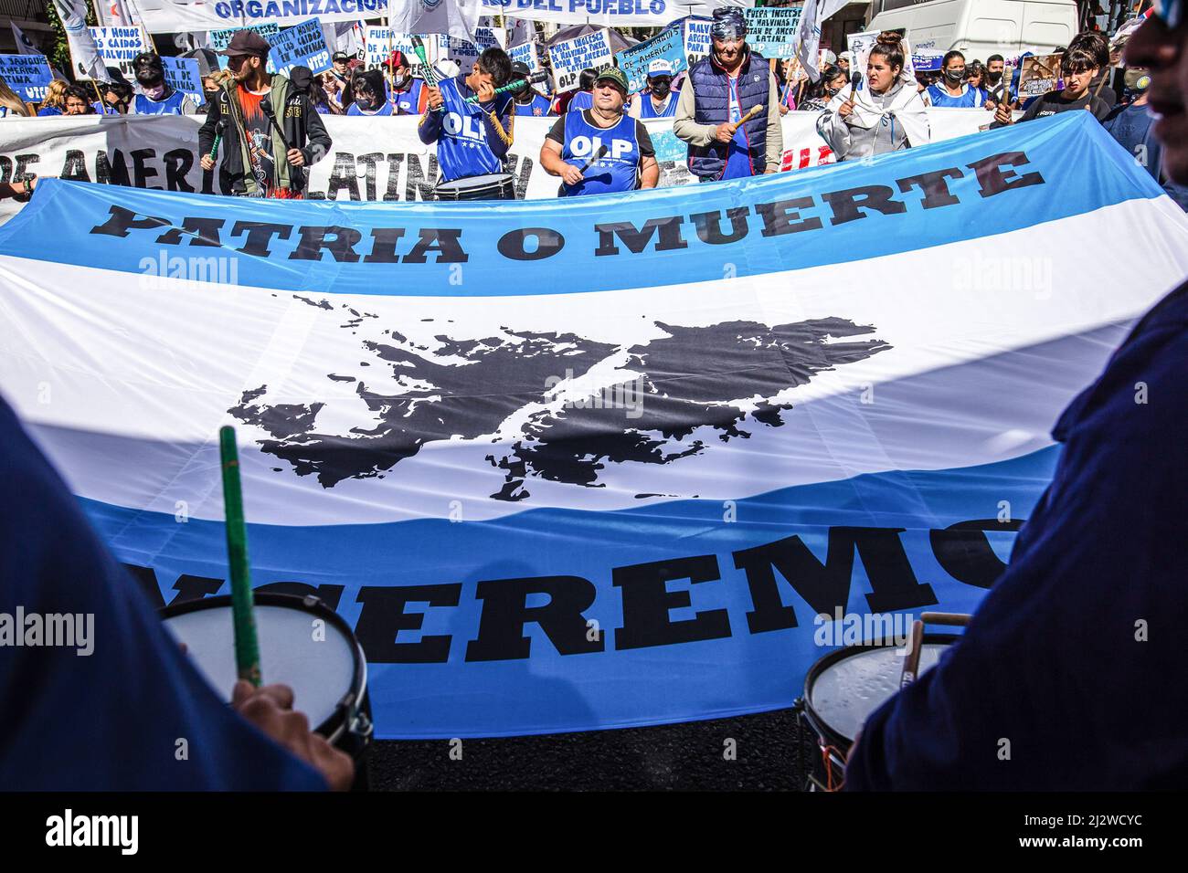 Buenos Aires, Argentinien. 02. April 2022. „Heimat oder Tod, wir werden gewinnen“ steht auf der Fahne der Demonstranten. 40 Jahre sind seit dem Falkland-Krieg oder Malvinas-Krieg zwischen Argentinien und dem Vereinigten Königreich über die beiden britischen Territorien vergangen, was einen Protest von politischen Gruppen vor der britischen Botschaft in Buenos Aires hervorbrachte. Kredit: SOPA Images Limited/Alamy Live Nachrichten Stockfoto