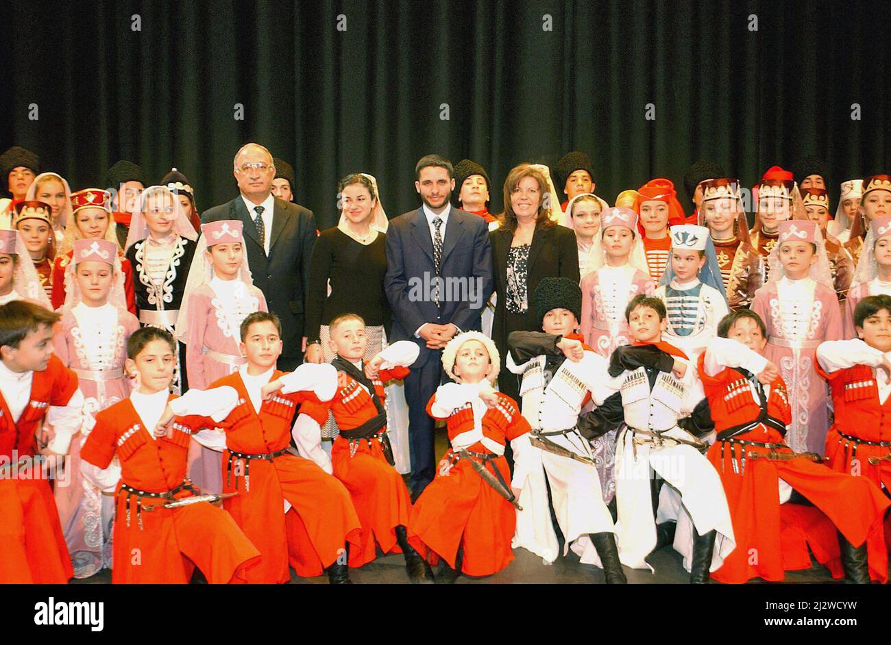 File photo - erster öffentlicher Auftritt von Prinz Hamzah bin Al Hussein von Jordanien, da er von seinem Bruder König Abdallah II. Von seinem Titel Kronprinz "aufgenommen" wurde Prinz Hamzah bin Al Hussein und seine Frau Prinzessin Noor nehmen am 30. Dezember 2004 an einem Tanzfestival in Amman Teil. Prinz Hamzah bin Hussein, der ehemalige Thronfolger Jordaniens, hat gesagt, dass er auf seinen Titel als Prinz verzichtet. Prinz Hamzah sagte, seine „persönlichen Überzeugungen“ seien nicht im Einklang mit den „modernen Methoden unserer Institutionen“. Der Prinz ist der vierte Sohn des verstorbenen Königs Hussein und jüngerer Halbbruder der Stockfoto