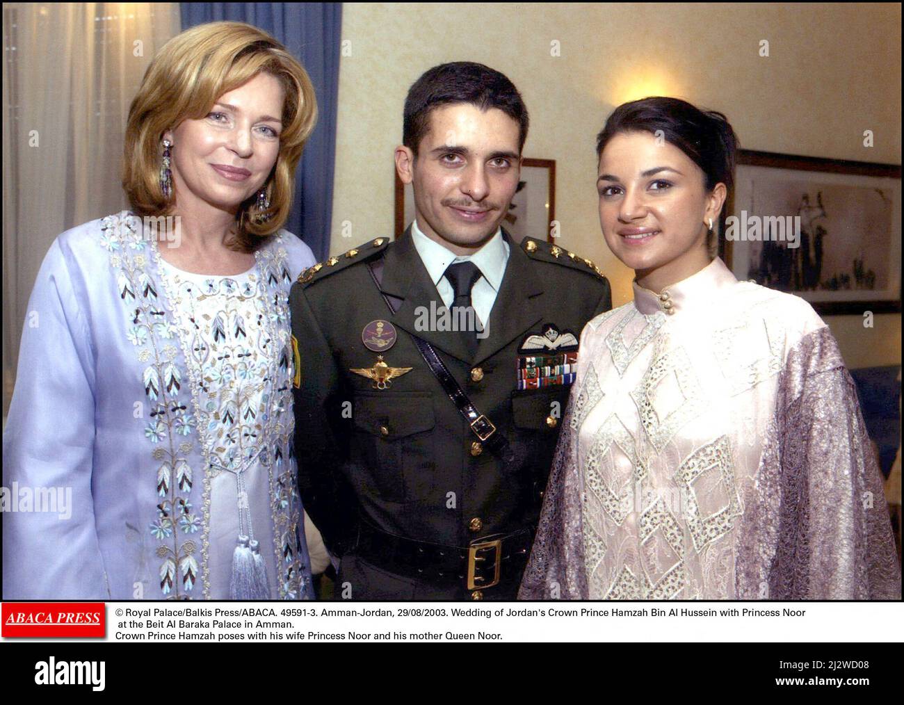Datei Foto - © Königspalast/Balkis Press/ABACA. 49591-3. Amman-Jordanien, 29/08/2003. Hochzeit des jordanischen Kronprinzen Hamzah bin Al Hussein mit Prinzessin Noor im Beit Al Baraka Palast in Amman. Kronprinz Hamzah posiert mit seiner Frau Prinzessin Noor und seiner Mutter Königin Noor. Prinz Hamzah bin Hussein, der ehemalige Thronfolger Jordaniens, hat gesagt, dass er auf seinen Titel als Prinz verzichtet. Prinz Hamzah sagte, seine „persönlichen Überzeugungen“ seien nicht im Einklang mit den „modernen Methoden unserer Institutionen“. Der Prinz ist der vierte Sohn des verstorbenen Königs Hussein und der jüngere Halbbruder des regierenden Königs Stockfoto